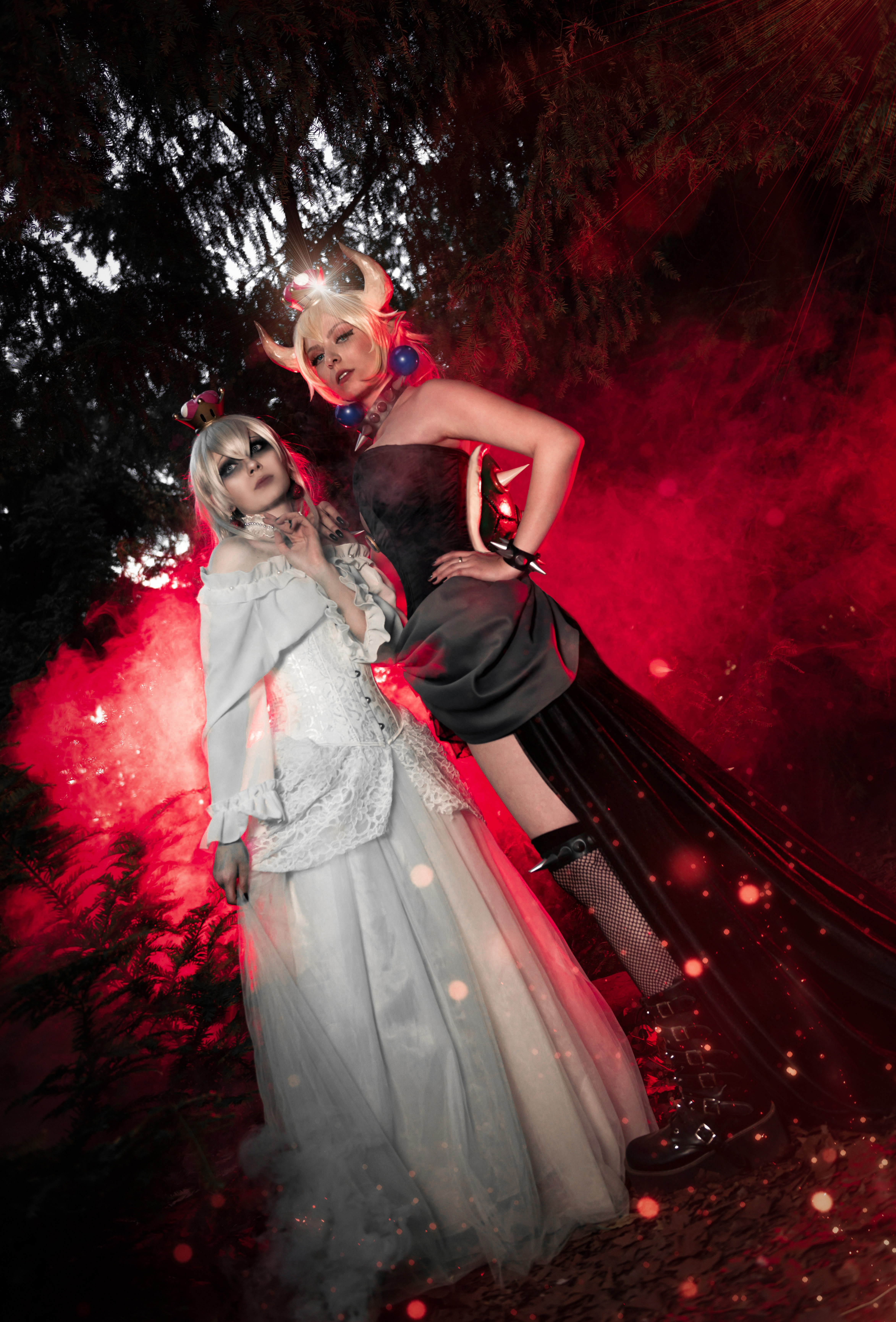 Karina (Bowsette) und Cosplay-Partnerin Linn Tooruu [@linn.tooruu] (Boosette)